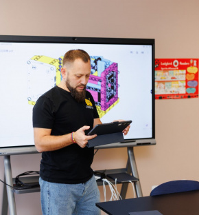 Copiii din Orhei învață să construiască roboți datorită sprijinului Uniunii Europene