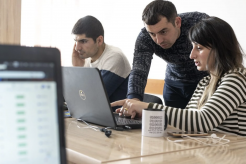 Cursul „Elementele esențiale ale marketingului digital” este acum disponibil în limbile azeră, armeană, română și ucraineană