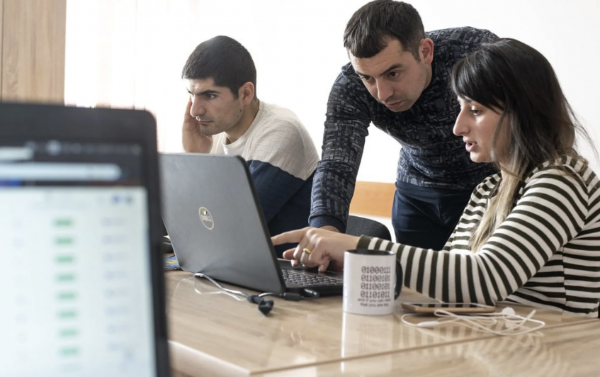 Cursul „Elementele esențiale ale marketingului digital” este acum disponibil în limbile azeră, armeană, română și ucraineană